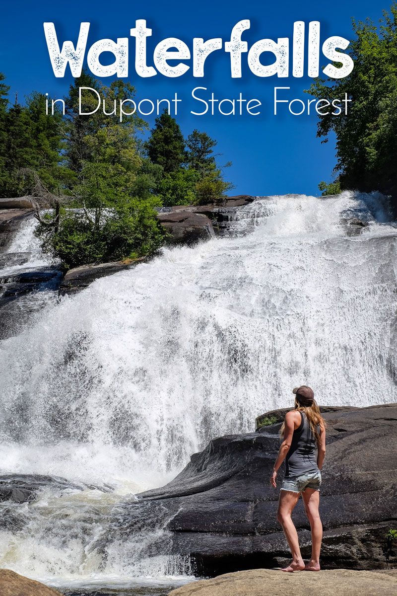 Interested in a hike to 3 beautiful waterfalls? Then head to Dupont State Forest in North Carolina (USA) and hike this popular circuit to Hooker Falls, Triple Falls, and High Falls.